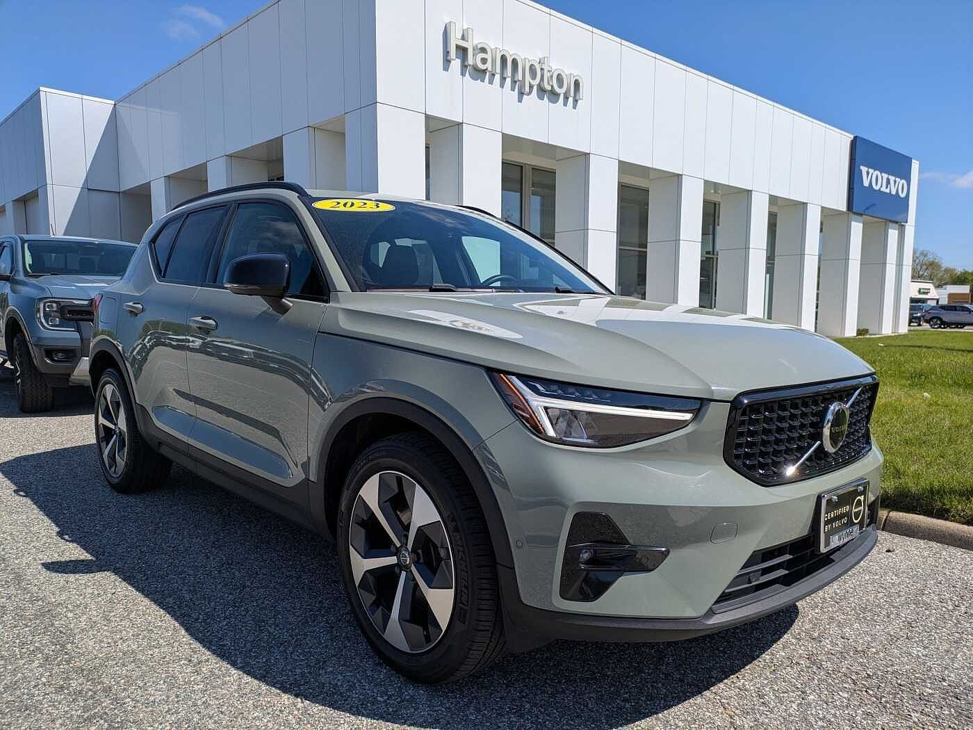 2023 VOLVO XC40