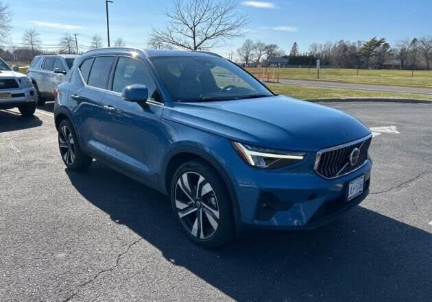 2023 VOLVO XC40
