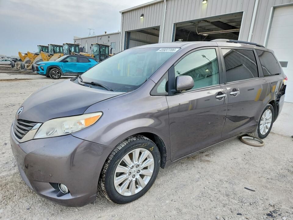 2011 TOYOTA Sienna
