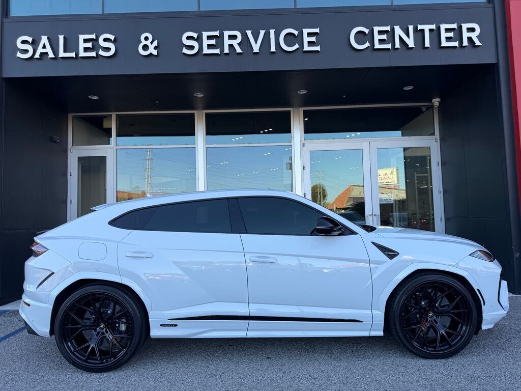 2025 LAMBORGHINI URUS