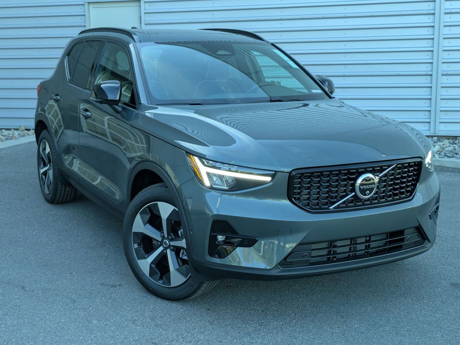 2026 VOLVO XC40