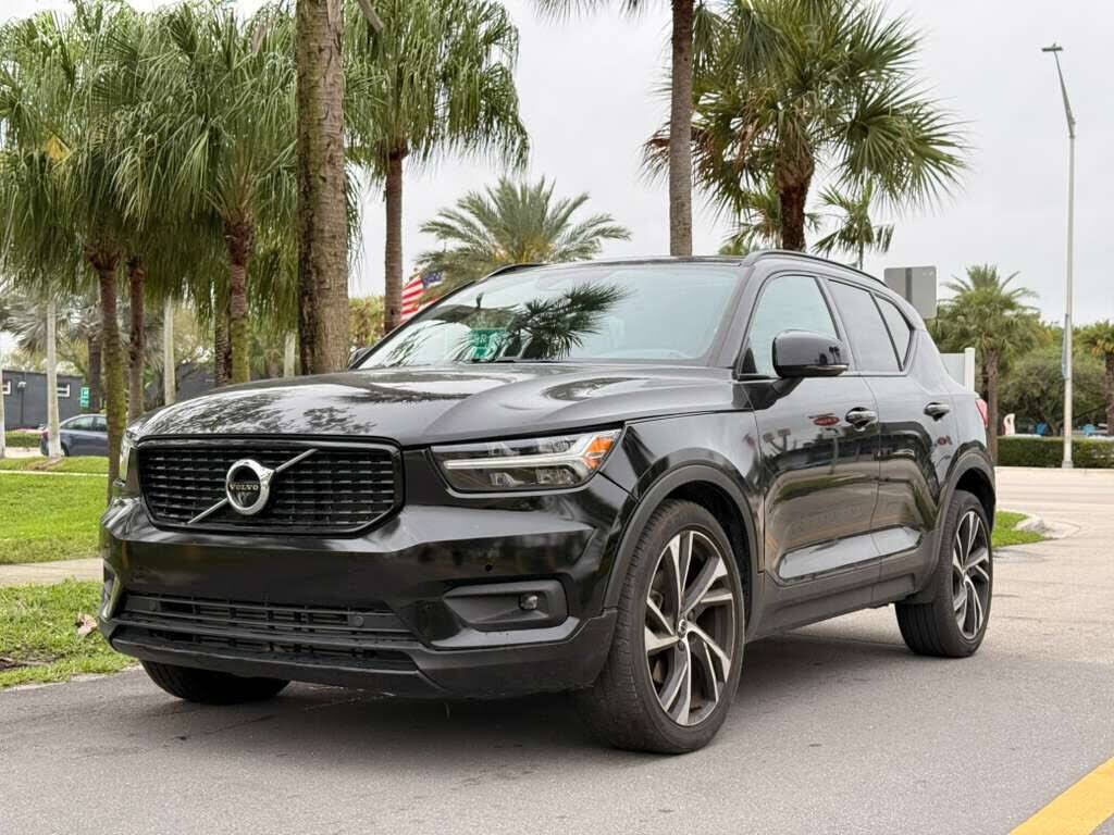 2021 VOLVO XC40