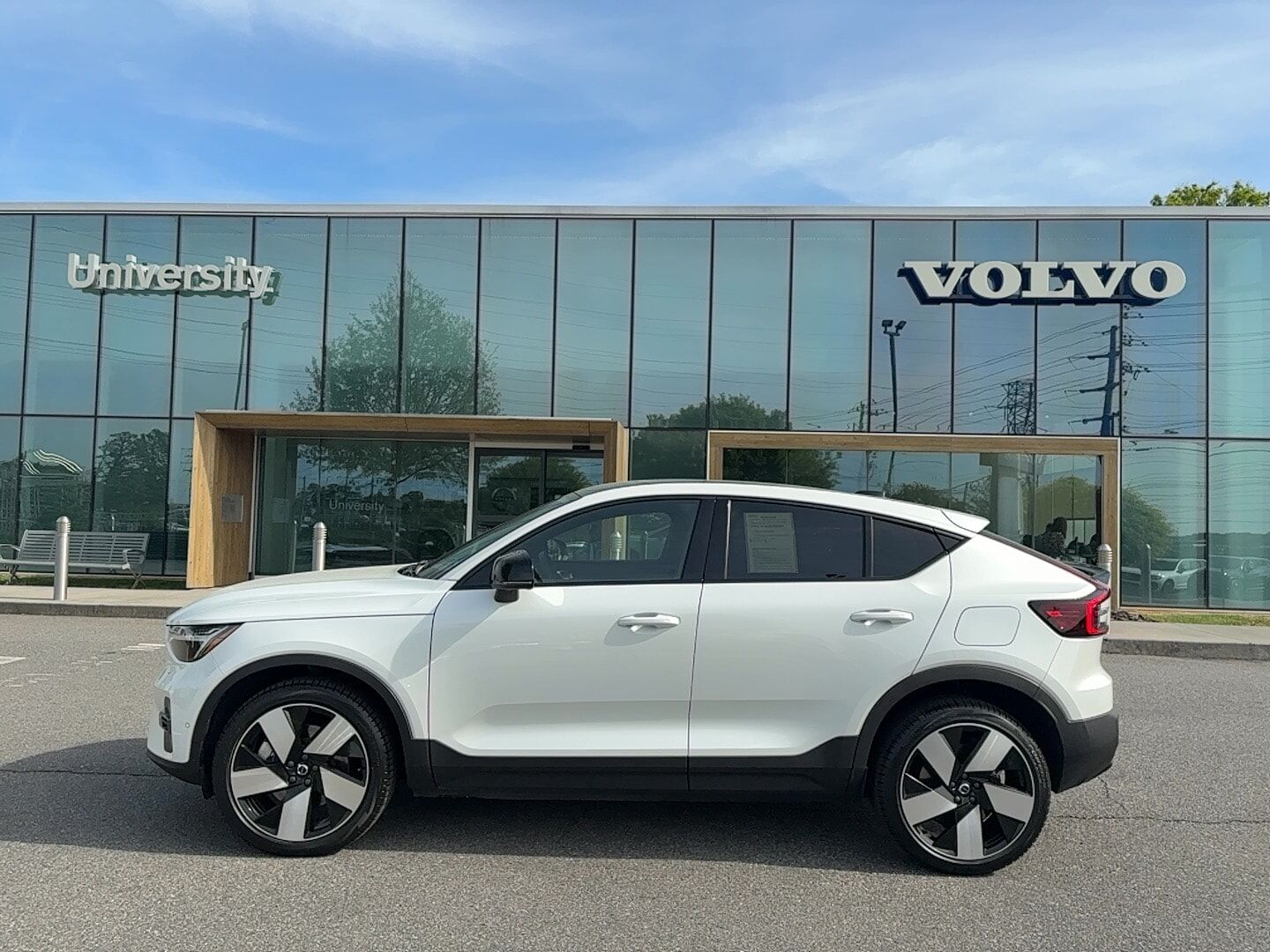 2023 VOLVO C40