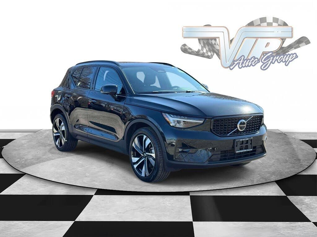 2023 VOLVO XC40