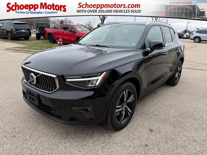 2023 VOLVO XC40