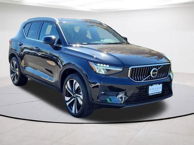 2023 VOLVO XC40