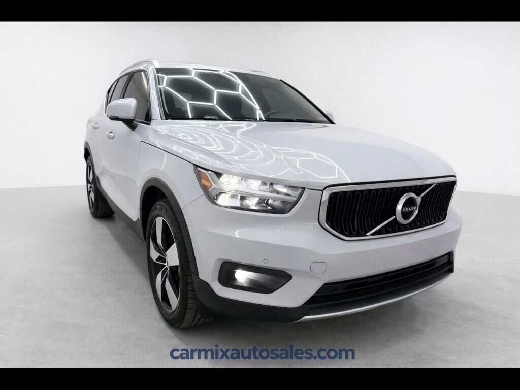 2021 VOLVO XC40