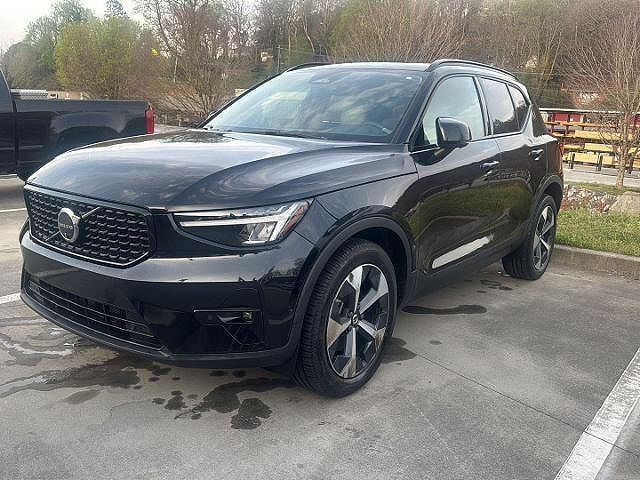 2024 VOLVO XC40