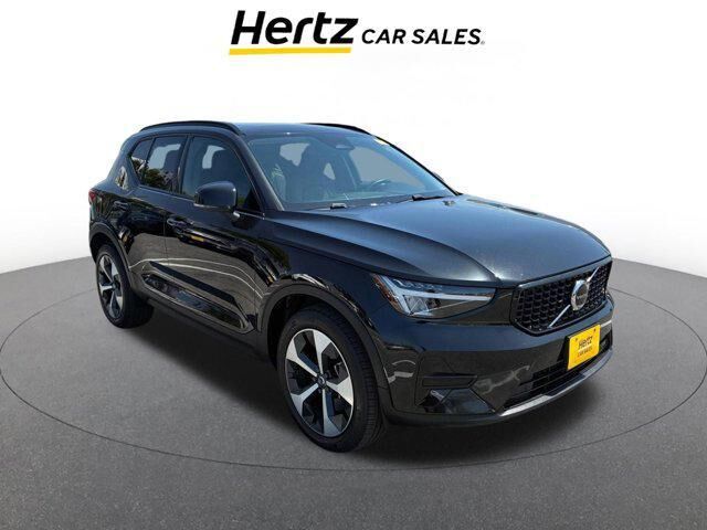 2024 VOLVO XC40