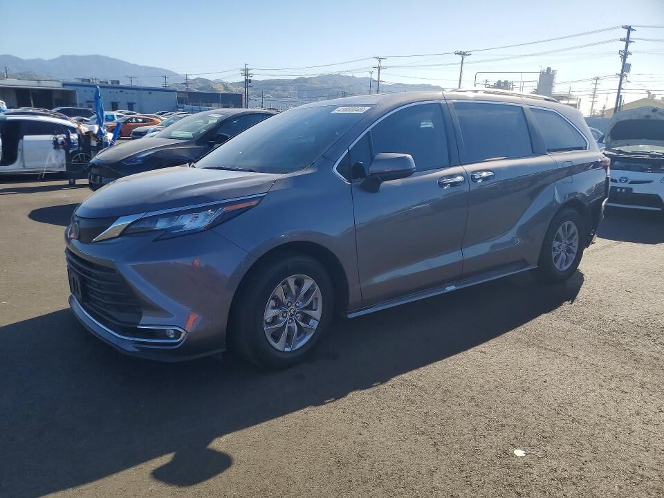 2022 TOYOTA Sienna