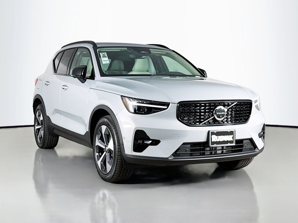 2026 VOLVO XC40