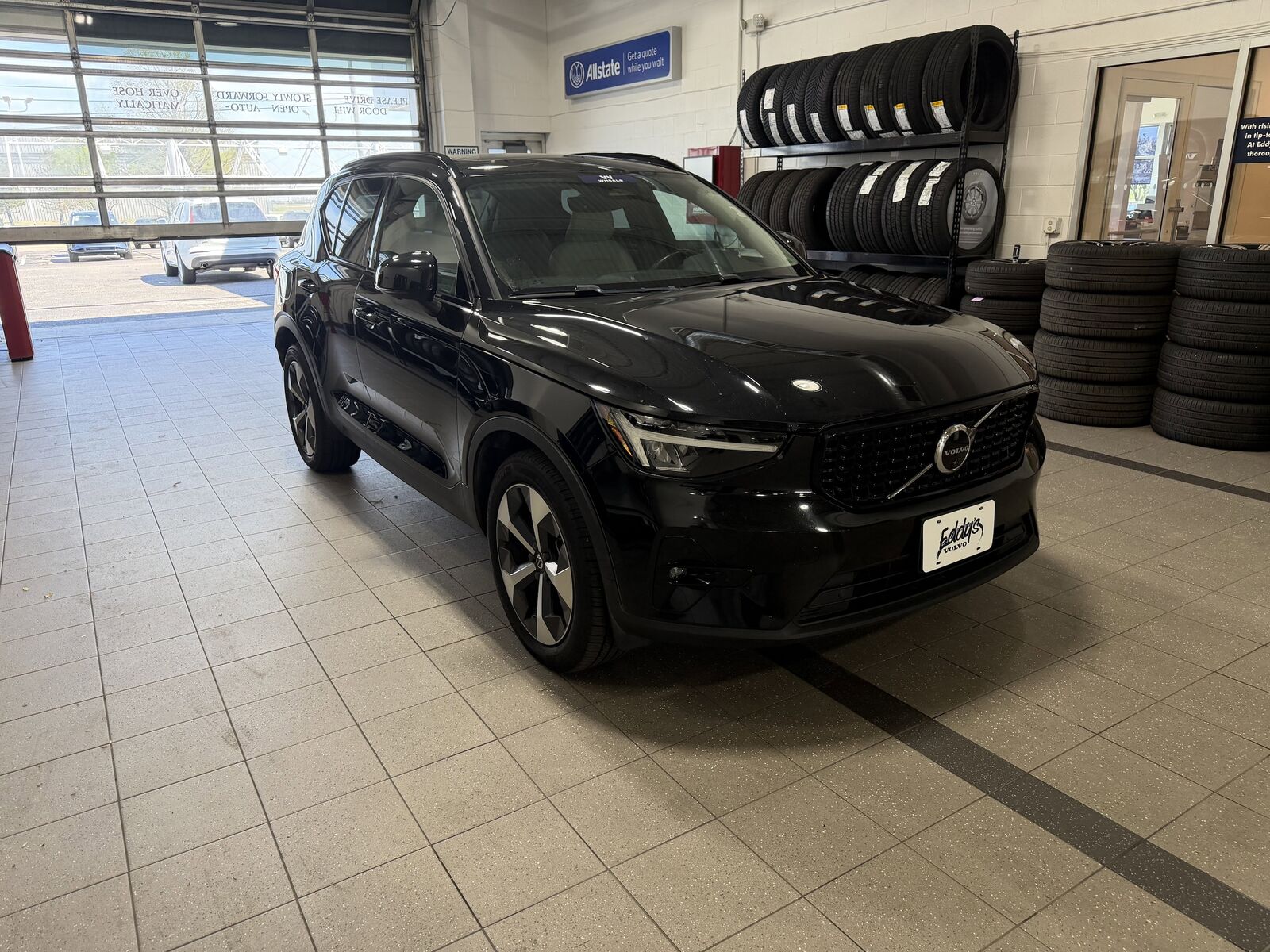 2023 VOLVO XC40
