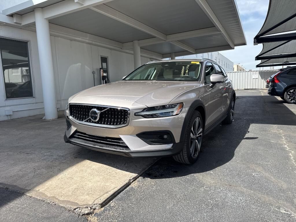 2023 VOLVO V60CC
