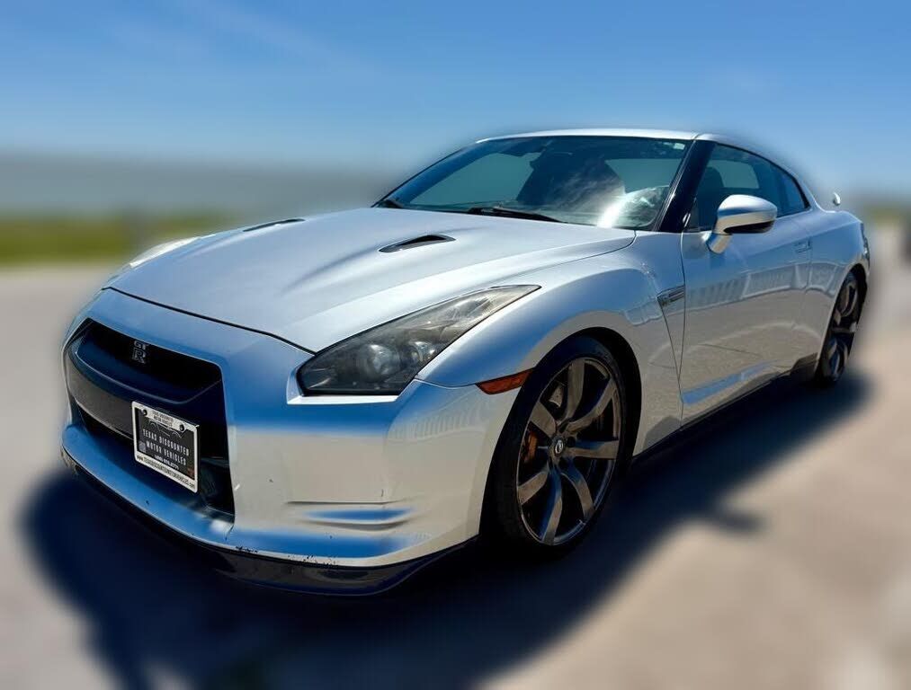 2011 NISSAN GT-R