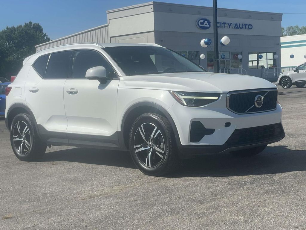 2023 VOLVO XC40