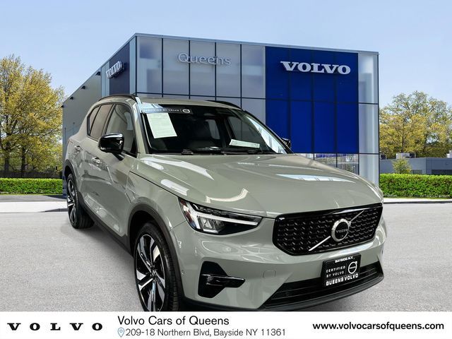 2023 VOLVO XC40
