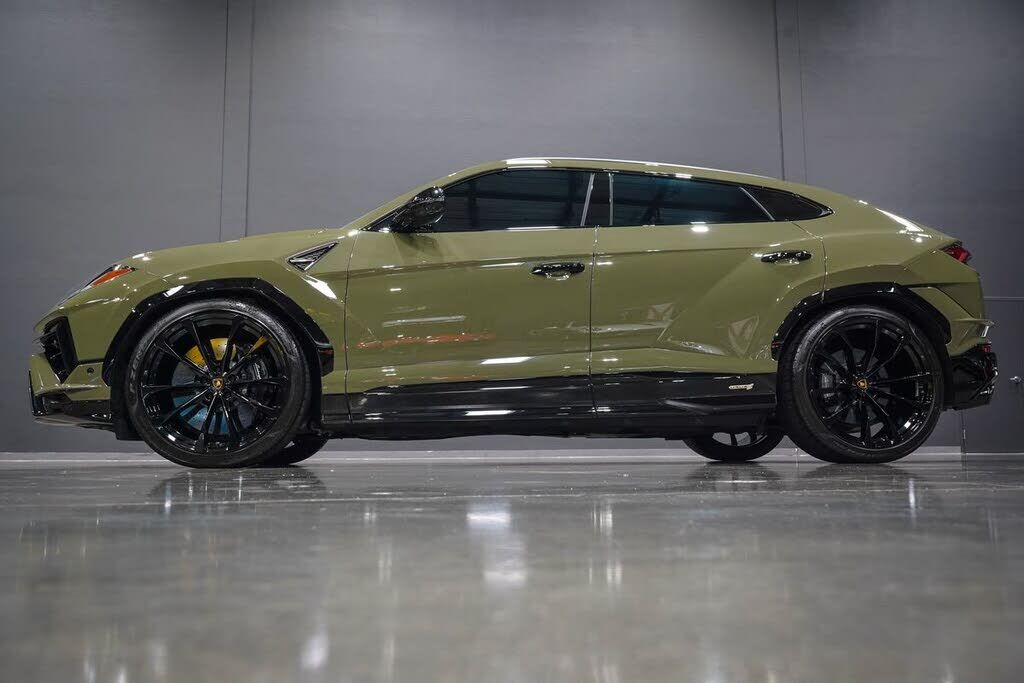 2024 LAMBORGHINI URUS