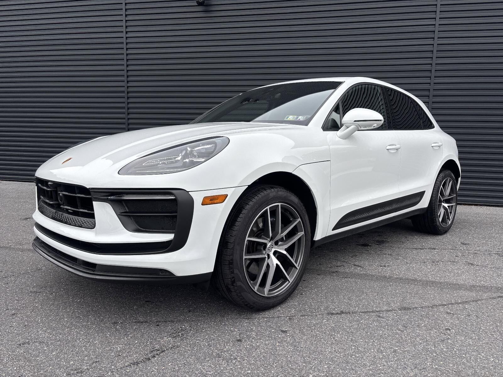 2025 PORSCHE Macan