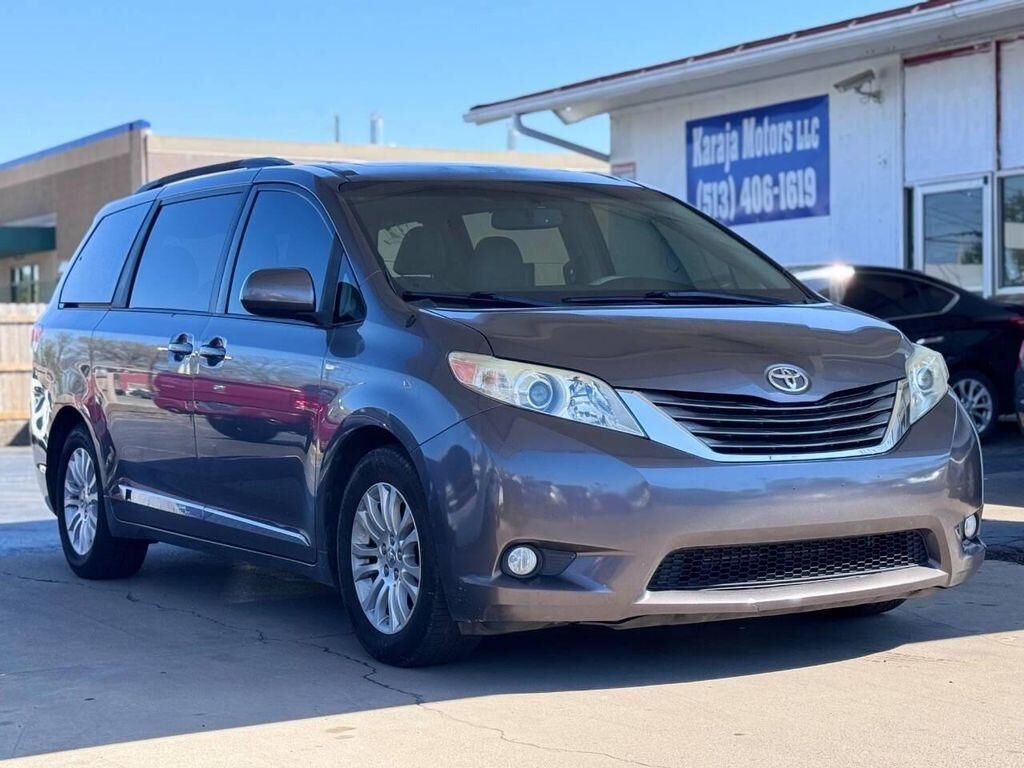 2011 TOYOTA Sienna