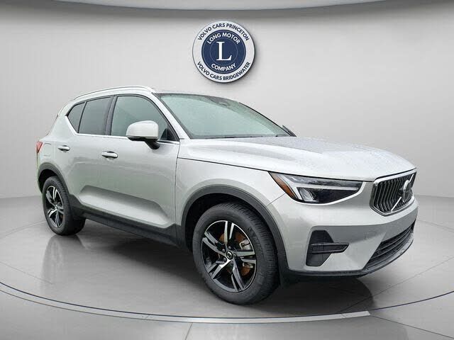 2025 VOLVO XC40