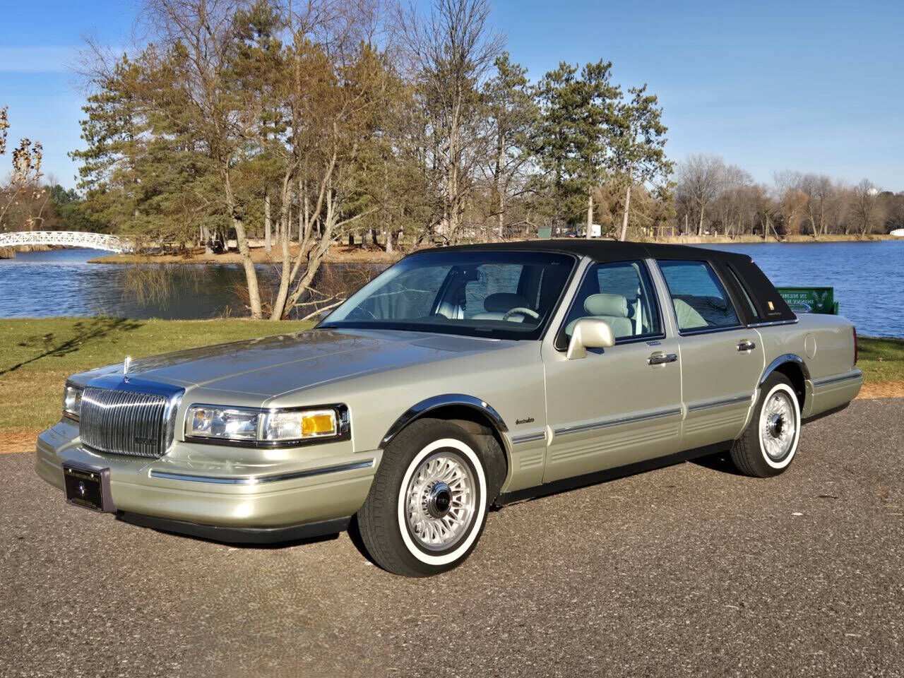1997 LINCOLN Town Car