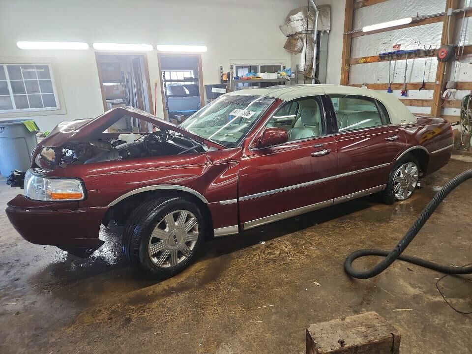2004 LINCOLN Town Car