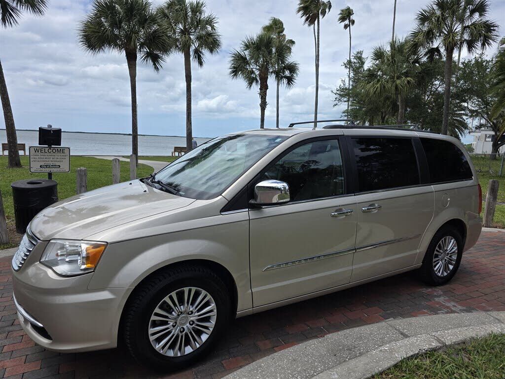2013 CHRYSLER Town and Country