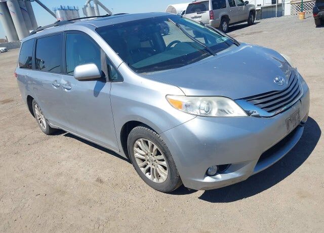 2011 TOYOTA Sienna