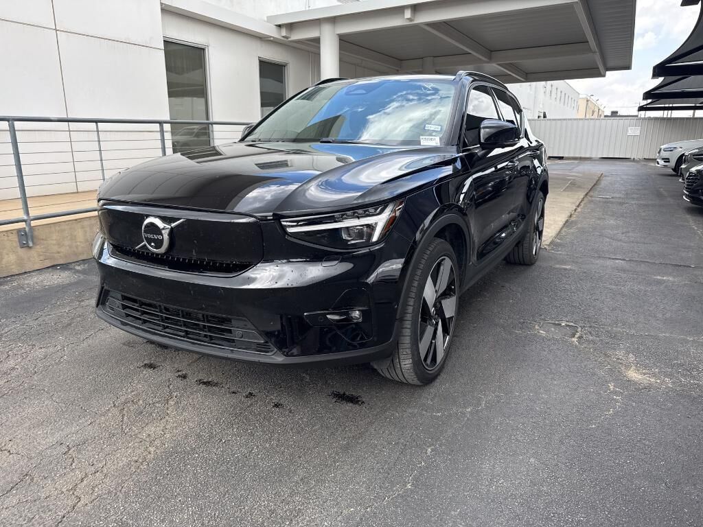 2023 VOLVO XC40