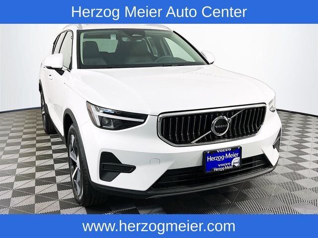 2025 VOLVO XC40