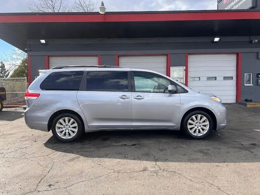 2011 TOYOTA Sienna
