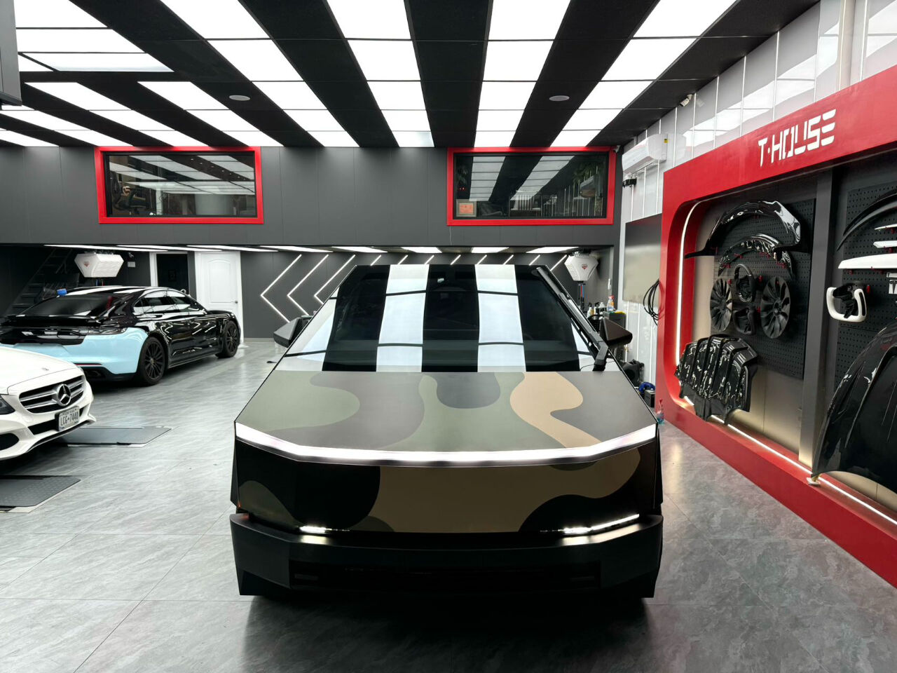 2024 TESLA Cybertruck