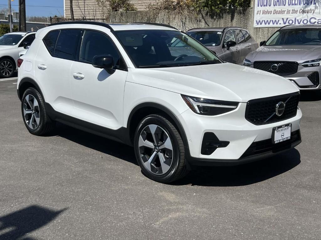 2026 VOLVO XC40