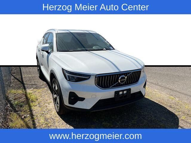 2025 VOLVO XC40