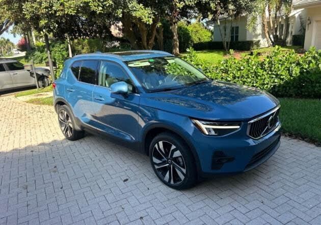 2023 VOLVO XC40