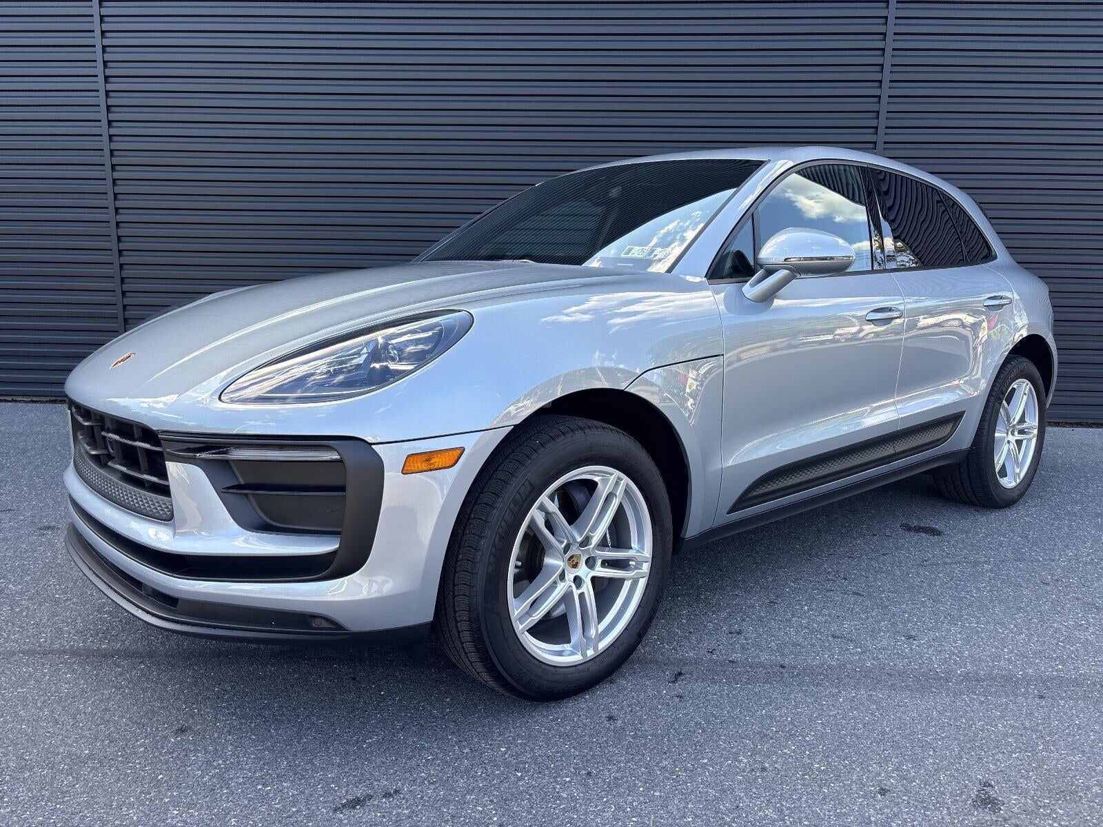 2025 PORSCHE Macan