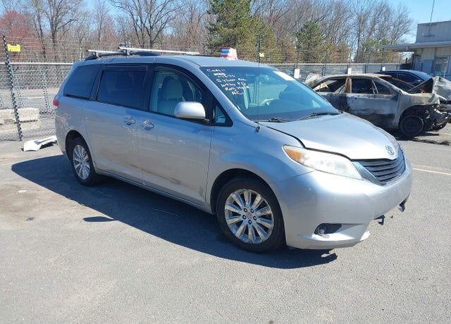 2011 TOYOTA Sienna