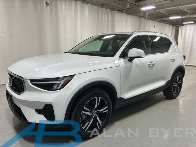 2025 VOLVO XC40