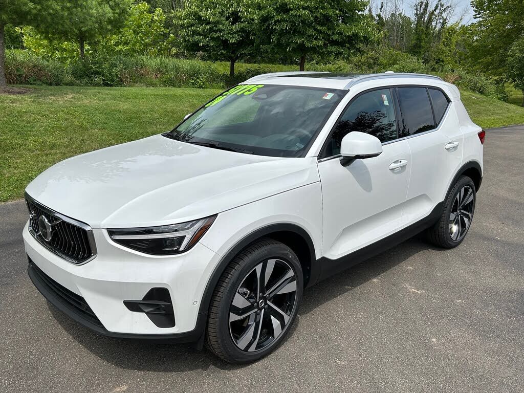 2024 VOLVO XC40