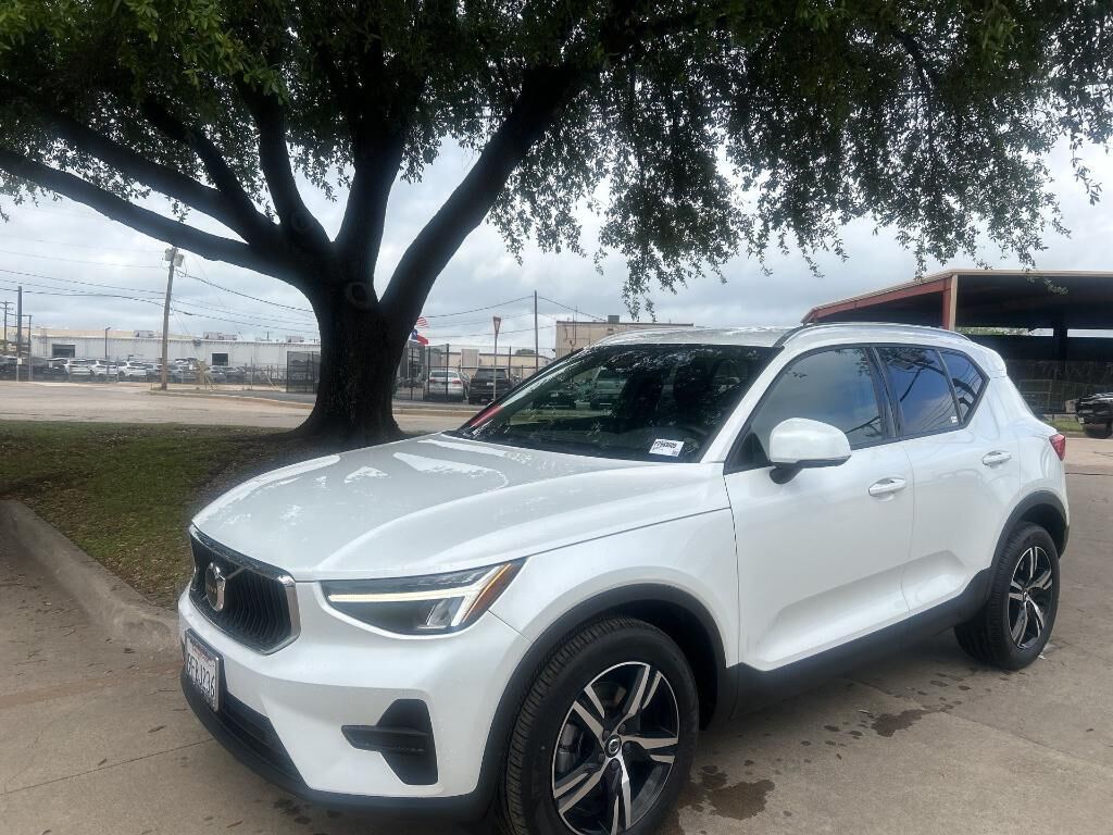 2023 VOLVO XC40