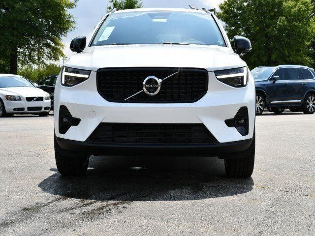 2025 VOLVO XC40