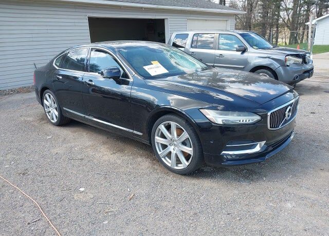 2017 VOLVO S90