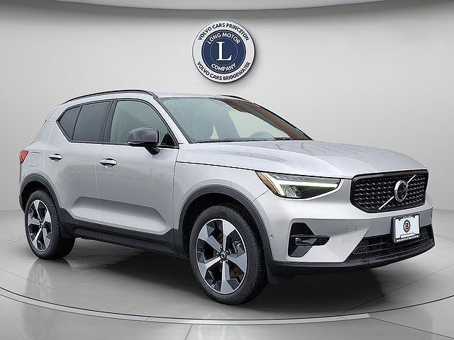 2025 VOLVO XC40