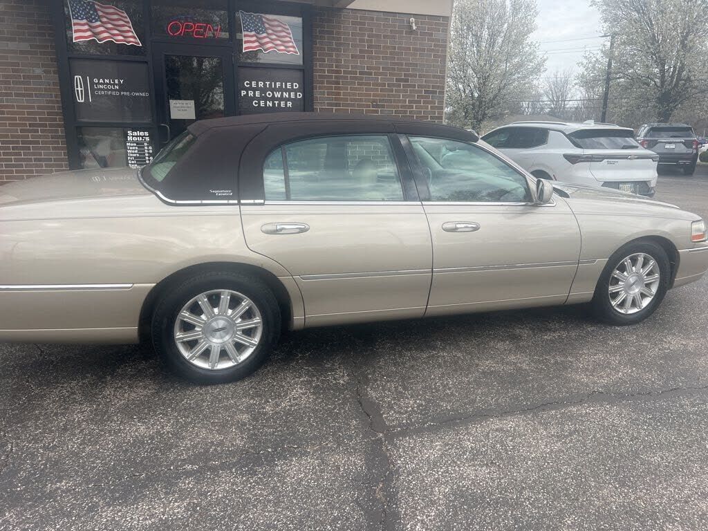 2009 LINCOLN Town Car