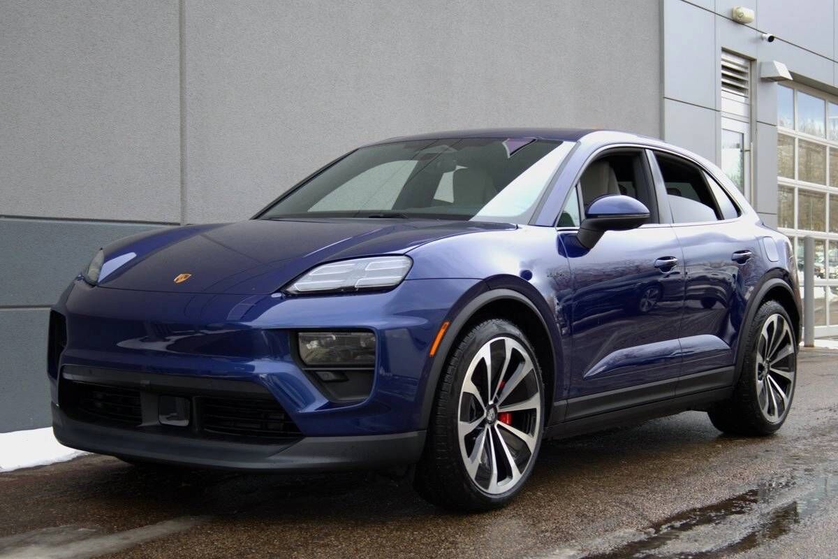 2025 PORSCHE Macan