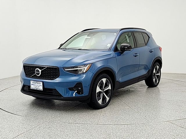 2023 VOLVO XC40