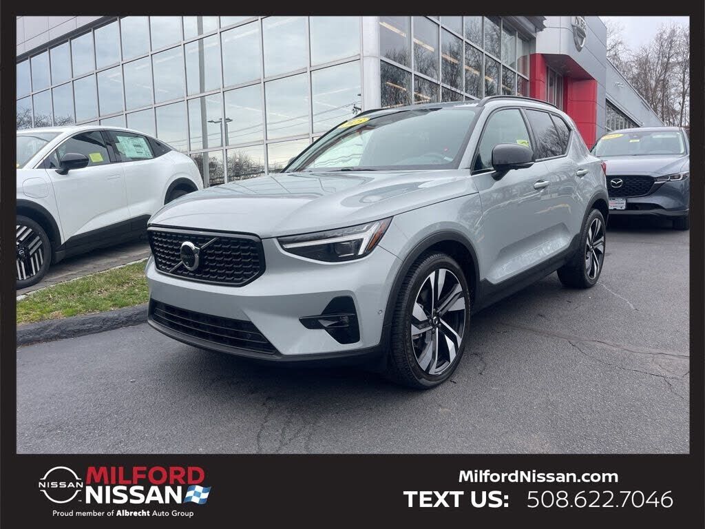 2025 VOLVO XC40