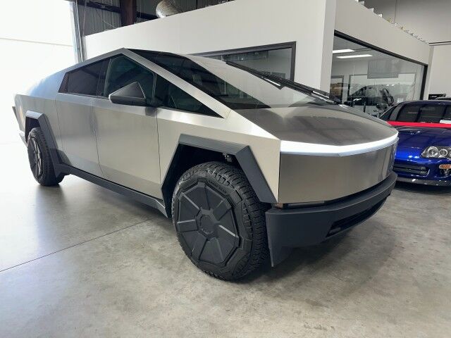 2025 TESLA Cybertruck