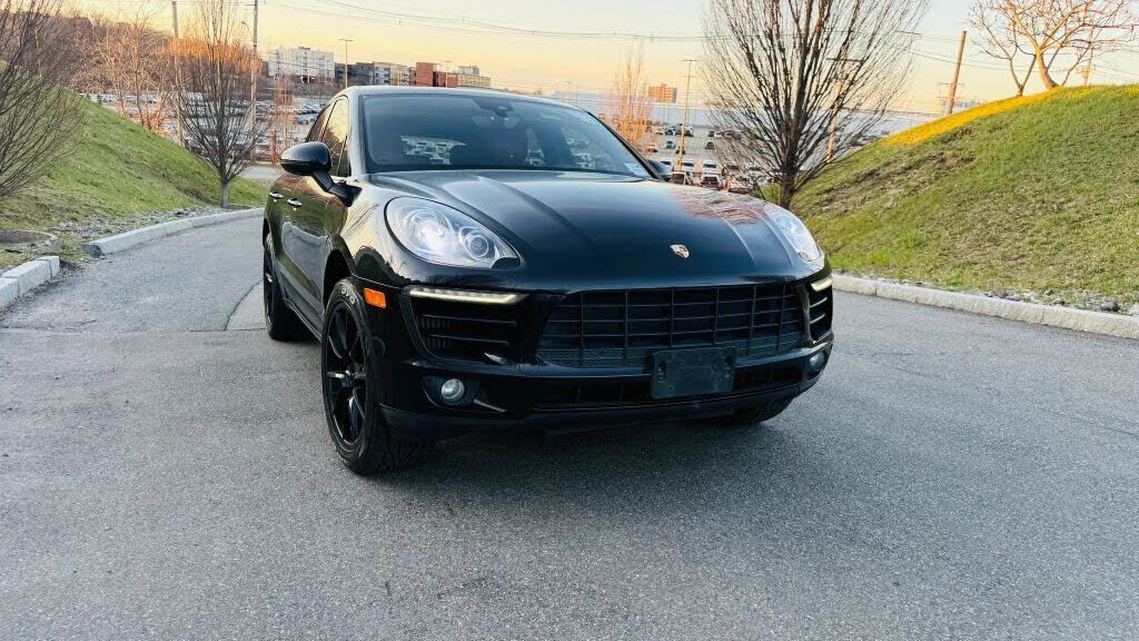 2017 PORSCHE Macan