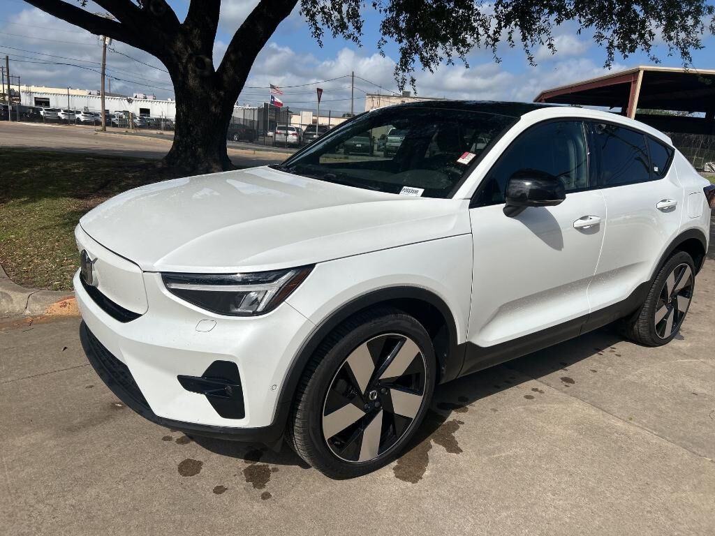2023 VOLVO C40